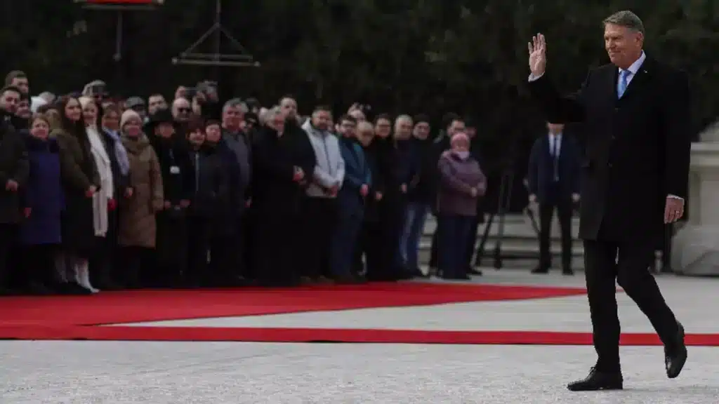 Românii s-au dezlănțuit în ziua debarcării lui Klaus – trădătorul de la Cotroceni: ”Ce era România distrusă, dar ăsta, în 10 ani, a băgat-o în pământ!” – 60m.ro