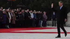 Românii s-au dezlănțuit în ziua debarcării lui Klaus – trădătorul de la Cotroceni: ”Ce era România distrusă, dar ăsta, în 10 ani, a băgat-o în pământ!” – 60m.ro