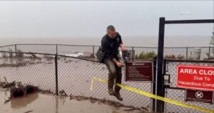 Furtuni puternice în Los Angeles: Un pompier a fost aruncat cu tot cu mașină în ocean din cauza alunecării masive de noroi