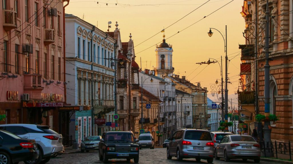 Tensiuni la Cernăuți. Catedrala „românească“, disputată de Biserica Autocefală a Ucrainei și Biserica Ortodoxă Ucraineană / video
