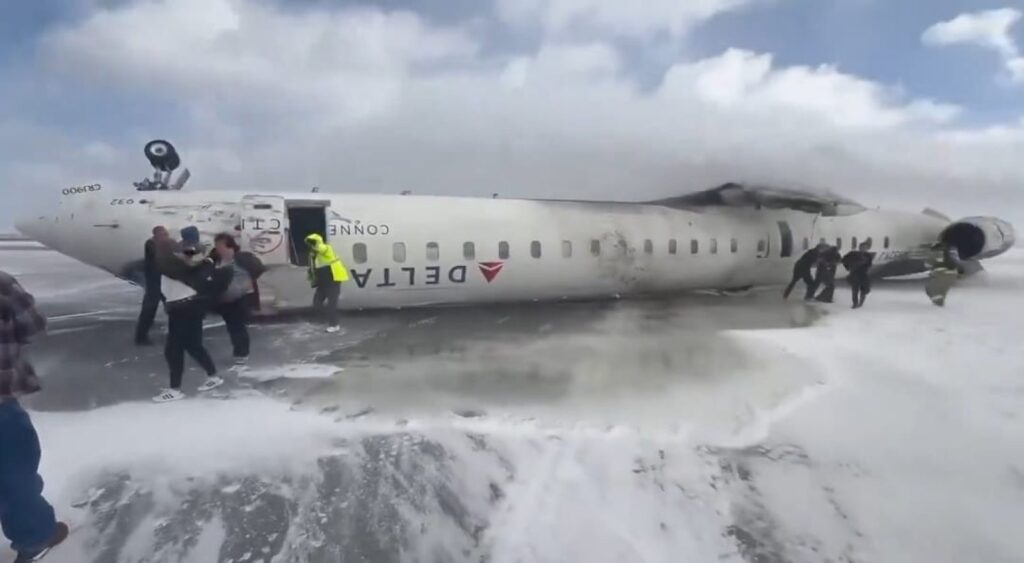 Un avion al Delta Airlines s-a răsturnat pe un aeroport din Canada – VIDEO