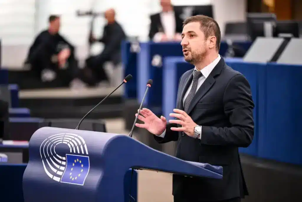 Europarlamentarul AUR Adrian Axinia, demers pentru a opri interzicerea sobelor şi şemineelor în UE – 60m.ro