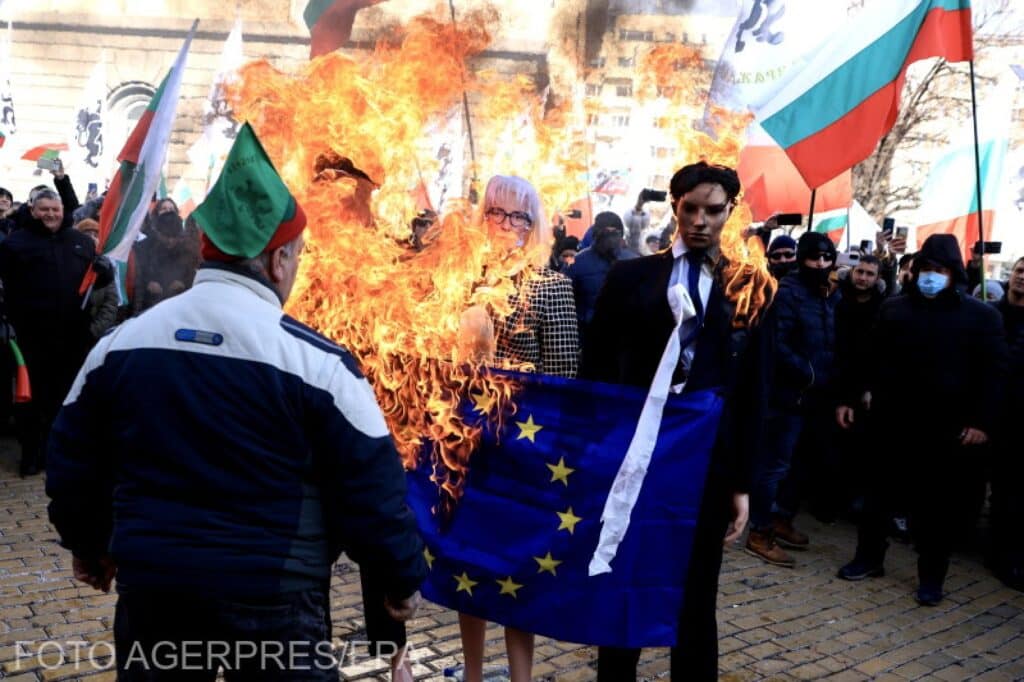 Proteste în Bulgaria, împotriva trecerii la moneda Euro. Reprezenţa Comisiei Europene, vandalizată. Prima reacţie de la Bruxelles
