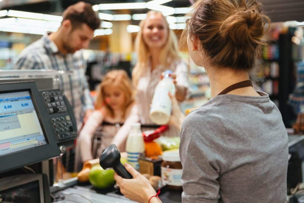 Cât câștigă un casier de supermarket în Germania. Salariul îi frustrează pe mulți români