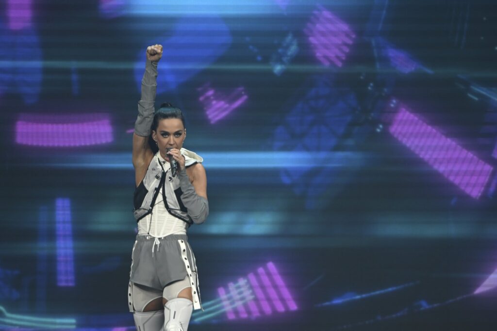 Artista Katy Perry și jurnalista Lauren Sanchez vor face istorie în spațiu! Primul echipaj exclusiv feminin din ultimele șase decenii