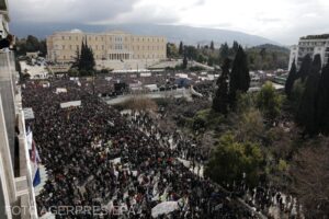 Proteste violente în Grecia, la Atena și Salonic. Manifestanții au incendiat mai multe locuri / Grevă generală în toată țara / video