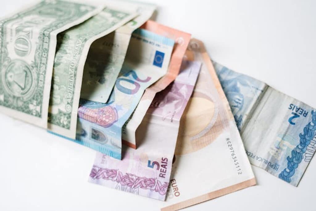 Paradox cu banii cash. Deputații elvețieni au votat pentru înscrierea numerarului în Constituţie. Ce se întâmplă în România