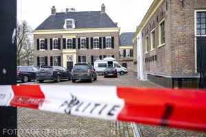 Poliția din Assen care cercetează furtul coifului de aur de la Coțofenești a fost la rândul ei jefuită de hoți