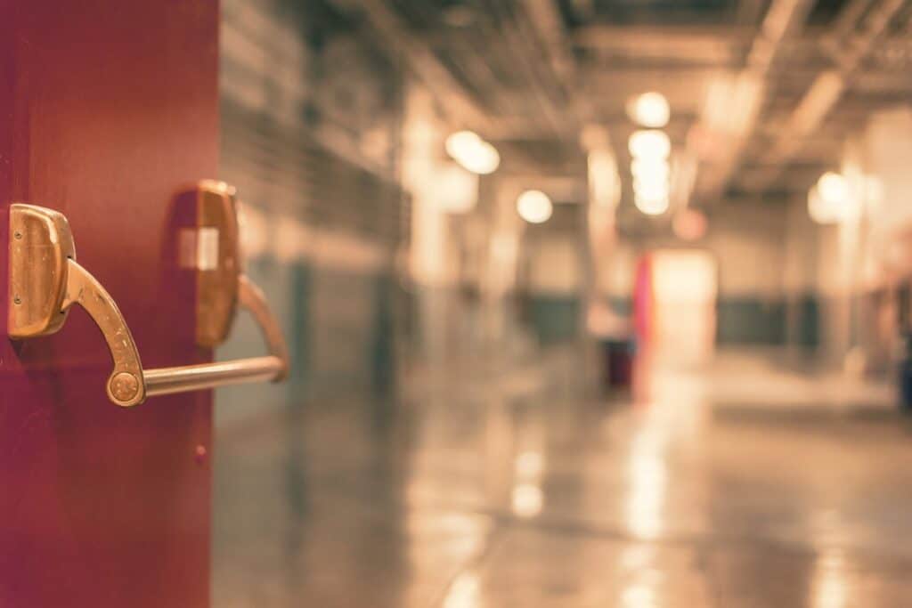 Două eleve au ajuns la spital după ce au mestecat snus la şcoală. Obiceiul periculos al adolescenților, venit din Suedia