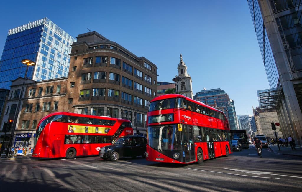 O casă din Londra, cu mult mai îngustă decât un autobuz, scoasă la vânzare pentru 1,5 milioane de euro – Foto în articol