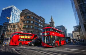O casă din Londra, cu mult mai îngustă decât un autobuz, scoasă la vânzare pentru 1,5 milioane de euro – Foto în articol