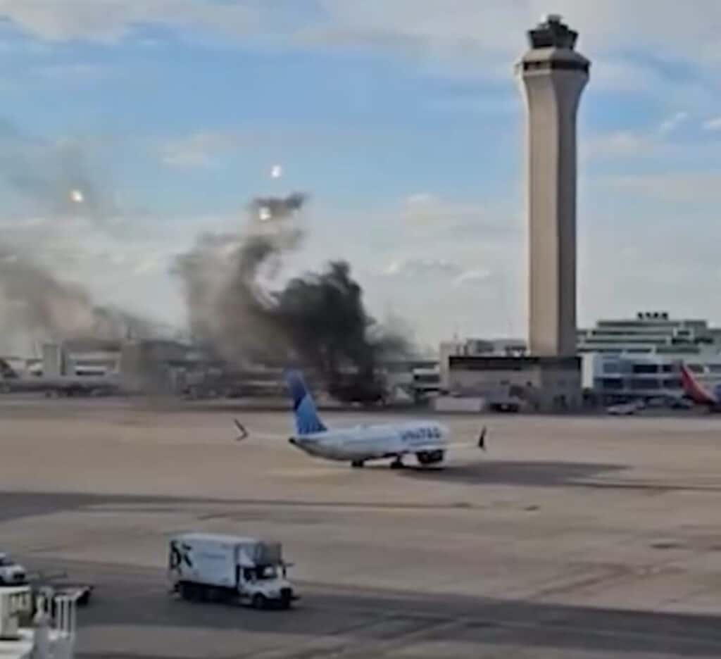 Motorul unui avion cu 172 de pasageri la bord a luat foc. Oamenii, evacuați pe aripa aeronavei – GALERIE VIDEO