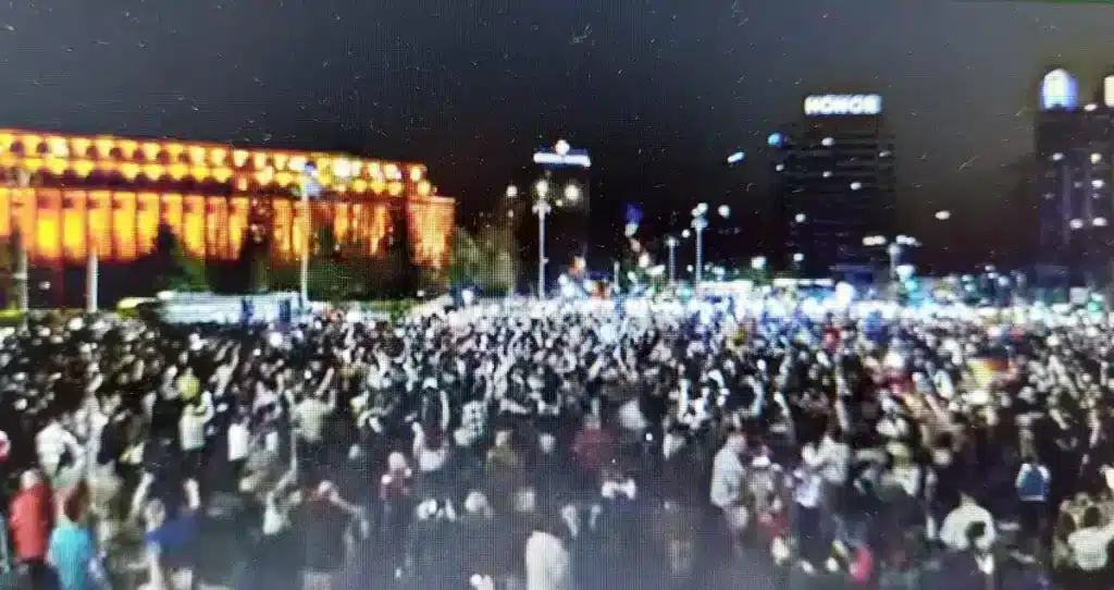 Mitingul USR a eșuat. Câteva sute de persoane sub steagul multicolor – 60m.ro