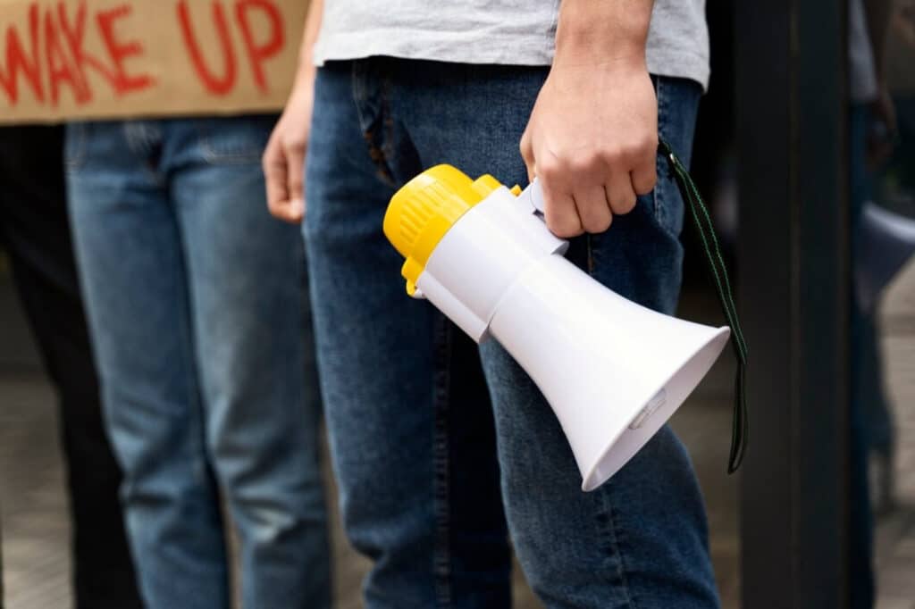 Revoltă în școlile UE: Profesorii intră în grevă și amenință cu proteste extinse