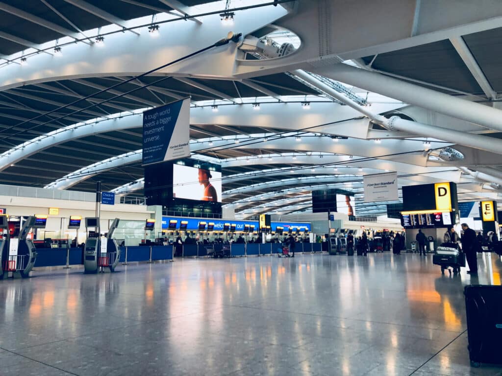 Cel mai aglomerat aeroport din Europa a fost închis din cauza unui incendiu uriaș. Mii de zboruri anulate și pasageri blocați