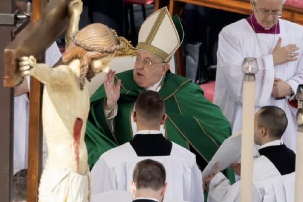 Papa Francisc trebuie să reînvețe să vorbească după terapia cu oxigen