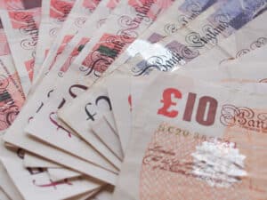 O româncă a speriat Vestul! Metoda prin care a jefuit mai mulţi vârstnici bogaţi din cartiere exclusiviste ale Londrei i-a șocat pe anchetatori