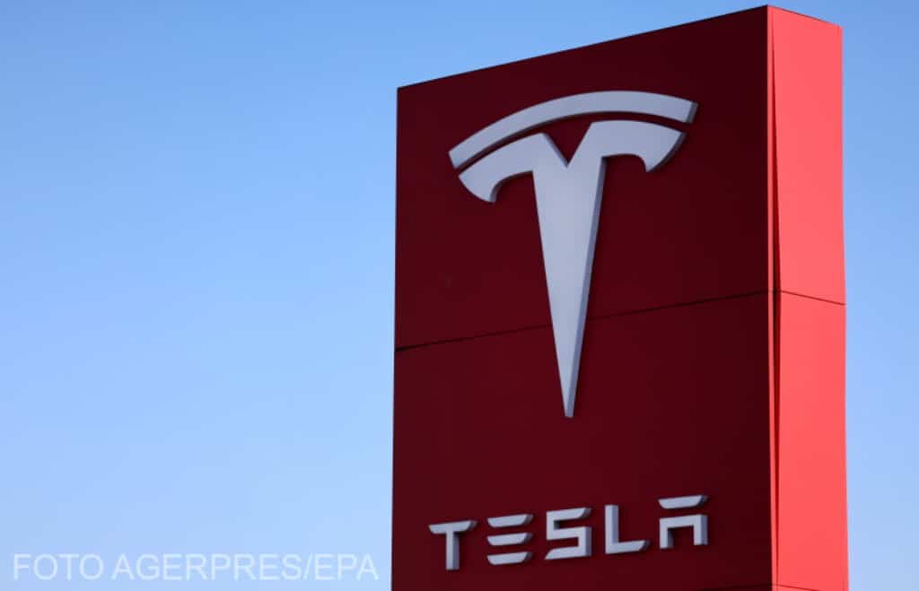 SUA: Sute de manifestanţi în faţa magazinelor Tesla
