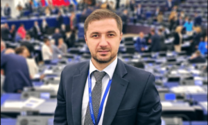 Adrian Axinia (AUR): Romașcanu lasă buzoienii pentru 20 000€/lună – 60m.ro