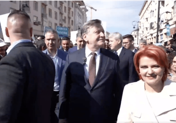 100 de lei de persoană. PSD și PNL au adus oameni cu autocarele la mitingul lui Crin Antonescu – 60m.ro