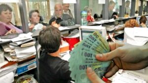 Numărul buge­ta­rilor a crescut cu aproape 120.000 faţă de decembrie 2015: 50.000 sunt funcţionarii din primării, prefecturi, consilii judeţene şi locale – 60m.ro