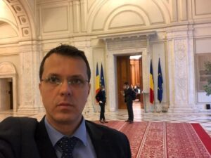 Cine este Ionuț Moșteanu, rezistul cu diploma de facultate anulată. Cum a debutat pe scena politică și a ajuns să fie propus la conducerea Armatei – 60m.ro