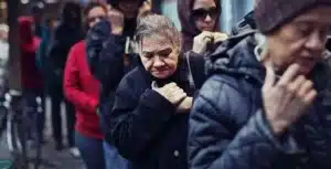 Bolojan vrea bani de la pensionari pentru acoperirea deficitului. Cât vor pierde după impozitarea pensiilor cu 10% – 60m.ro