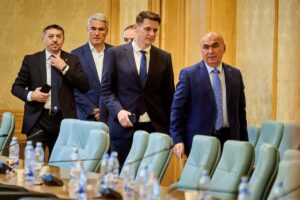 Federația „CulturMedia”: Tăiați indemnizațiile uriașe ale demnitarilor, pensiile speciale, sinecurile politice! – 60m.ro