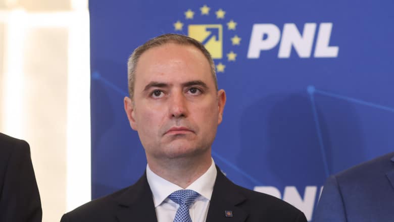 Guvernanții recunosc că au condus prost și politicienii trăiesc în lux… dar taie de la popor, nu din pensiile speciale – 60m.ro
