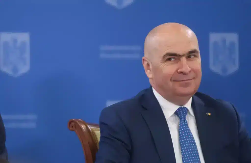 Premierul Bolojan are 18 consilieri… el ce știe să facă? Învață acum alfabetul – 60m.ro