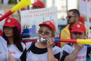 Taxe mai mari pentru românii muncitori și corecți. Parlamentarii rămân cu suma forfetară imensă – 60m.ro