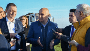 Omul pe care Bolojan îl plimbă pe bani mulți prin CA-uri are și „spor de femeie” – 60m.ro