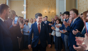 Trădători cu microfon. Mercenarii care au vândut poporul român pe doi bani și o agendă străină – 60m.ro