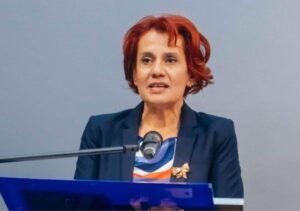 Angajații lui Bolojan susțin că purtătoarea de cuvânt a Guvernului foloseşte mașinile alocate altor departamente – 60m.ro