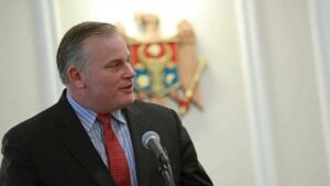 Regimul Sandu a cedat în fața SUA: Brian Brown, lăsat să intre în R. Moldova, la o zi după ce fusese reținut și expulzat de pe Aeroportul Internațional Chișinău – 60m.ro
