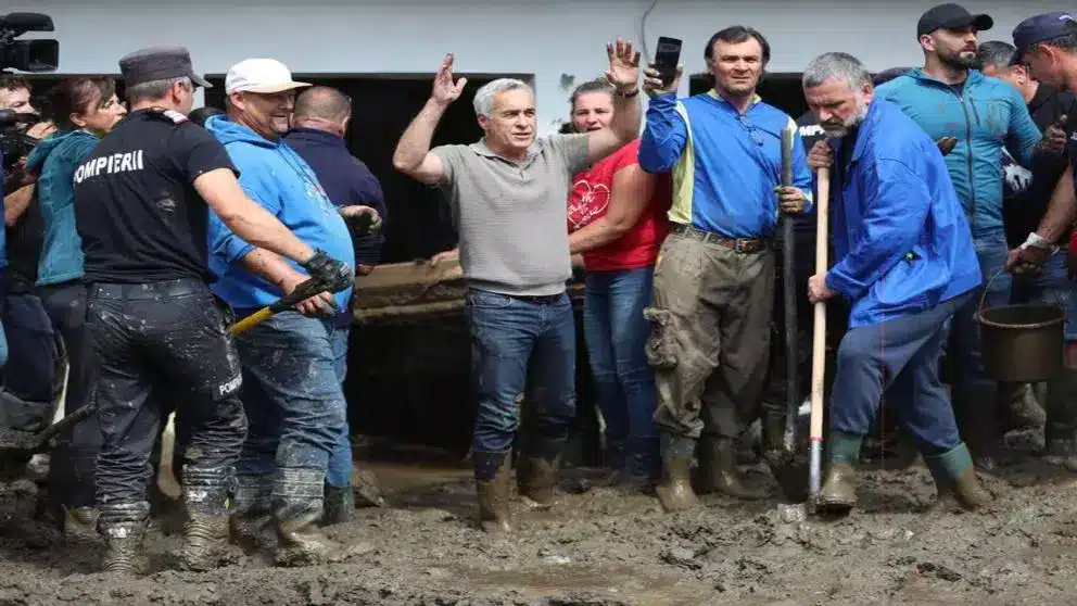Călin Georgescu și George Simion, împreună în mijlocul românilor din Broșteni, grav afectați de inundații: „Frate pentru frate!” – 60m.ro