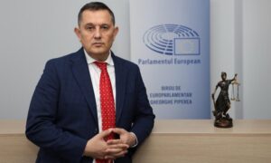 Gheorghe Piperea (AUR): Țoiu, care nu prea știe ce caută în propria-i viață, face de zor alianțe cu viitorul condamnat pentru corupție Zelenski și cu viitoarea ex-președintă a Moldovei “independente”, Maia Sandu” – 60m.ro