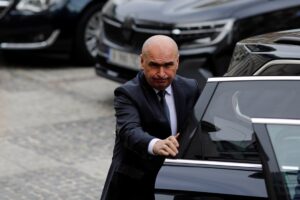 Monosprâncenatul se plimbă-n limuzine și face legi banditești pentru a pune poporul la zid – 60m.ro