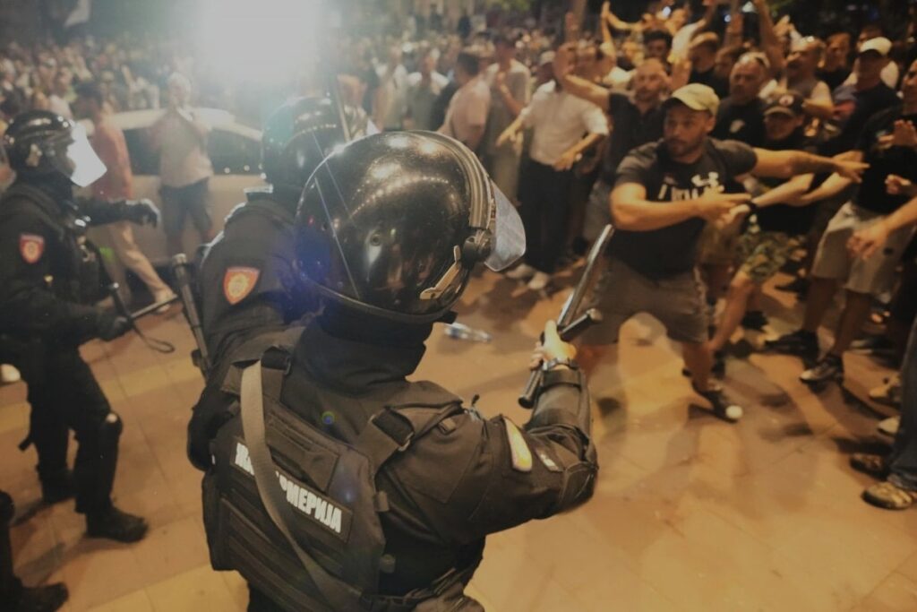 Proteste violente în Serbia – Sediul partidului de guvernământ din Novi Sad a fost devastat – 60m.ro