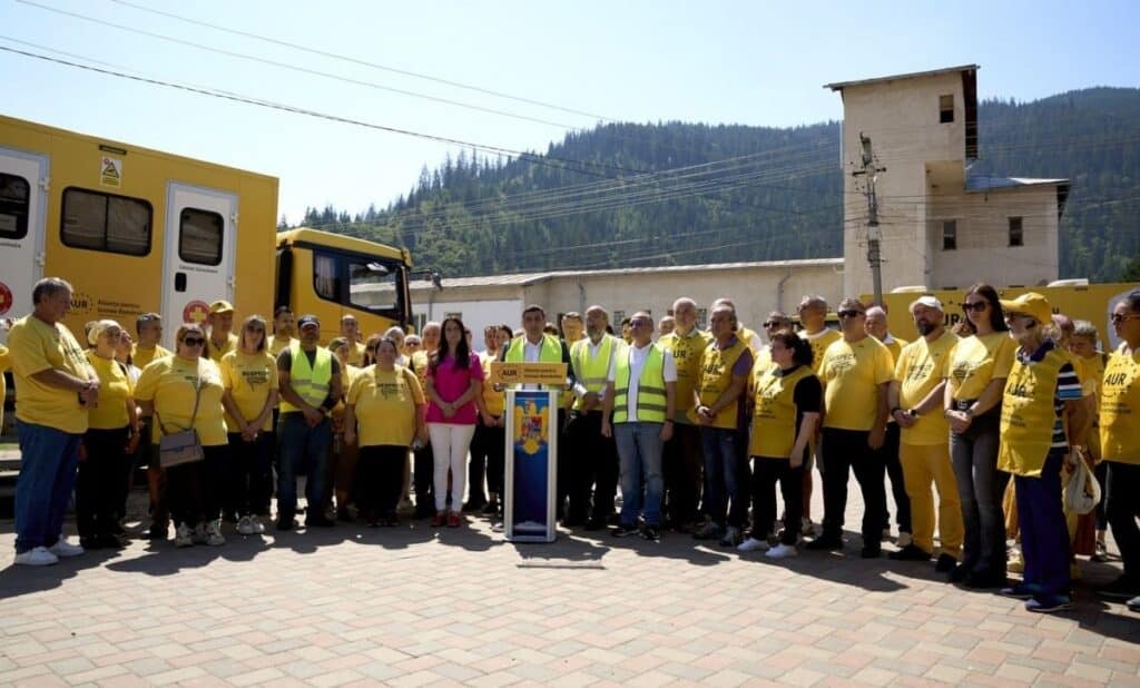 VIDEO: George Simion anunță construirea unui centru comunitar la Broșteni, zonă afectată de inundații. AUR construiește în zonă și case pentru sinistrați – 60m.ro