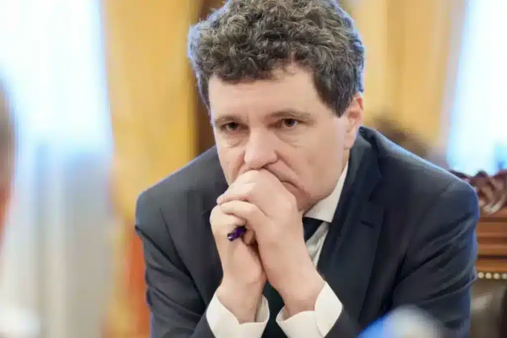 Cornel Nistorescu: Nicușor Dan nu pare a fi în apele sale. Se mișcă bezmetic, incoerent, ca un om care amînă să-şi ia funcția în primire – 60m.ro