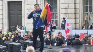 George Simion, discurs în mijlocul protestatarilor din Londra: „Dictatura în UE este impusă de Emmanuel Macron și Ursula von der Leyen” – 60m.ro