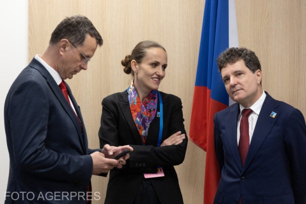 Slugile de la București iau credit 17 miliarde euro ca să cumpere armament scump de la străini. Mafia globală tipărește bani pentru colonia România – 60m.ro