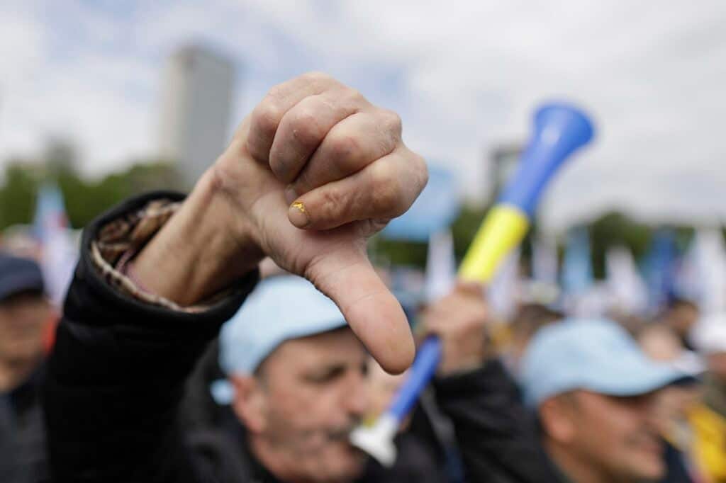 Mii de sindicaliști ies în stradă: protest uriaș la Guvern. Se cer salarii și pensii mai mari, stoparea austerității și investiții reale – 60m.ro