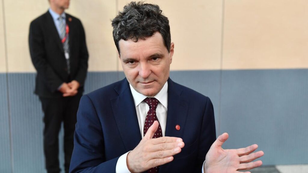 Nicușor Dan – prăbușirea unui președinte: de la speranța schimbării la sub 10% încredere – 60m.ro