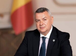 Eduard Koler, liderul AUR, demontează abuzul lui Bolojan. AUR apără banii românilor din Pilonul II – 60m.ro