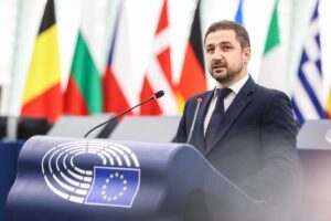 Europarlamentarul Adrian Axinia îi demască pe perversii de la putere care refuză să protejeze copiii României – 60m.ro