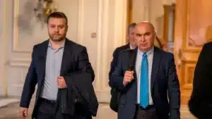 VIDEO: Ilie Bolojan fuge de întrebările presei, protejat de patru SPP-iști – 60m.ro