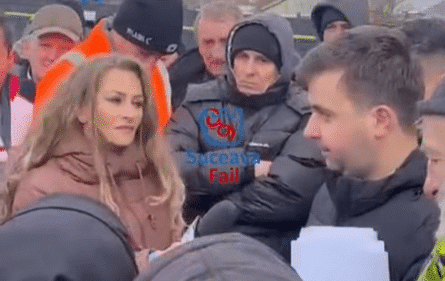 „Gata cu şmecheria!”. Localitatea în care oamenii au ieșit în stradă din cauza creșterii taxelor şi impozitelor locale – 60m.ro