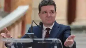 Legea care condiționează accesul românilor la propriii bani, promulgată de președintele Nicușor Dan – 60m.ro